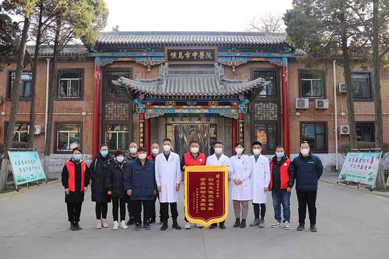 风雨同舟肩并肩，社区送锦旗致敬我院逆行者(图1)
